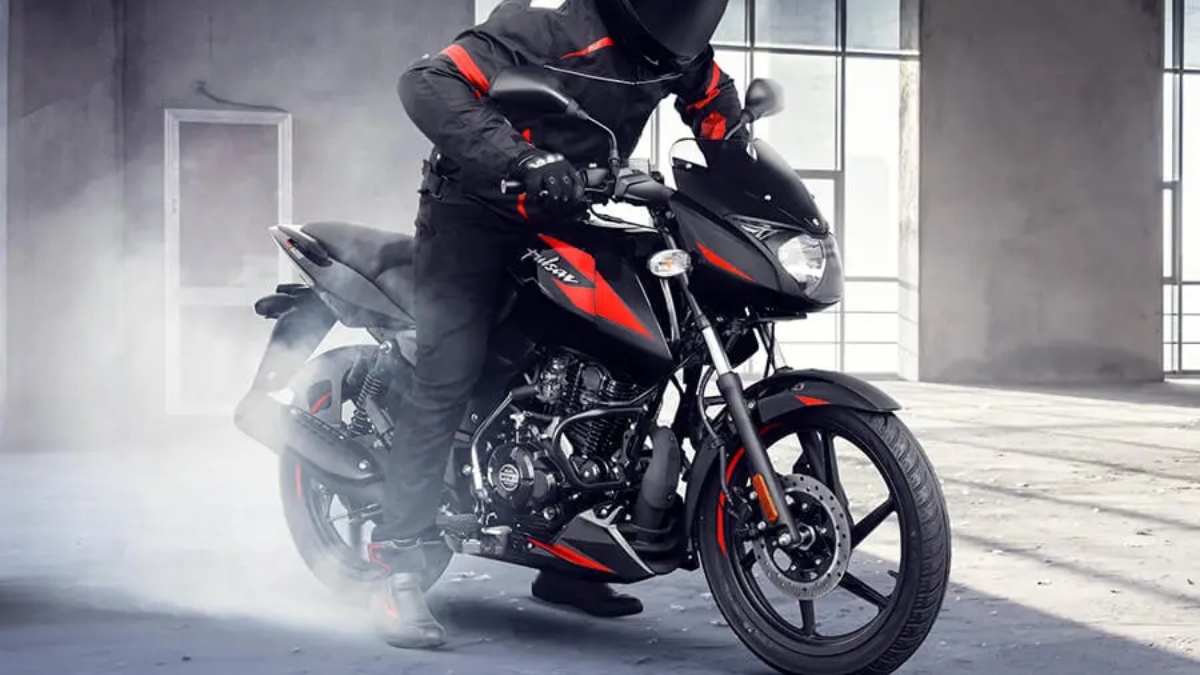 आ गई नई Bajaj Pulsar, शोरूम में लगी भीड़ फीचर्स ऐसे की पूछो मत