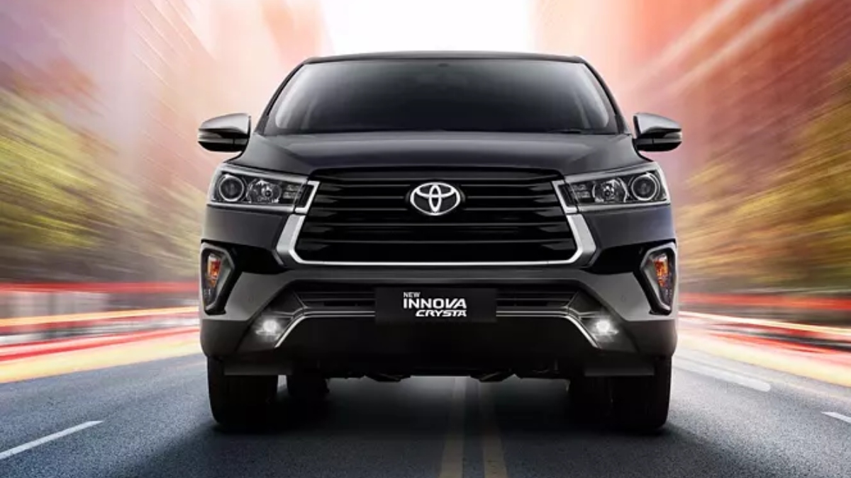 Toyota Innova की झलक देखने के लिए शोरूम में लगी भीड़! 164bhp पावर….